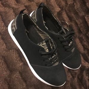 TOMS Viaje Suede Geo Sneaker